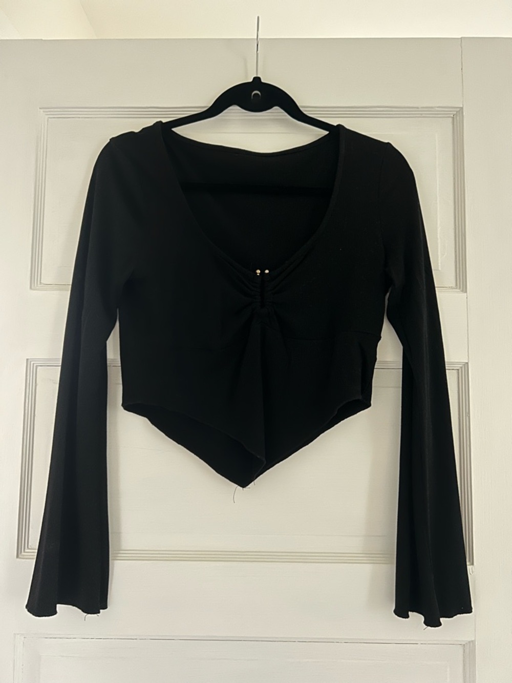 Women's Black Long-Sleeve Cropped V-Neck Top